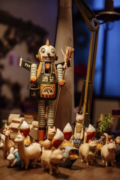 Modello in legno e robot — Foto Stock