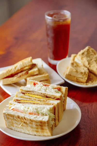 Sandwiches en plato blanco — Foto de Stock