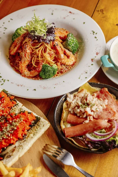 Makarna ve sosisli sandviç