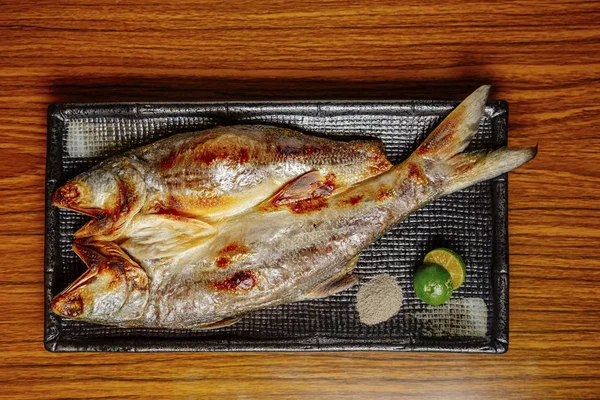 Ahşap masa üzerinde fırında uskumru