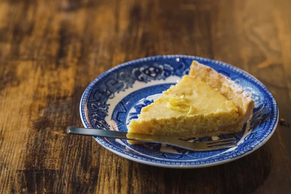 Limonlu pasta plaka üzerinde