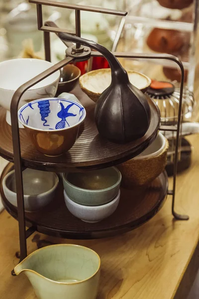 Alte Teekanne auf Holztisch — Stockfoto