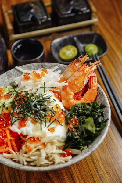 Kabın içinde Japon deniz ürünleri 