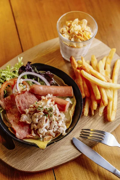 Sosisli sandviç ve domuz pastırması