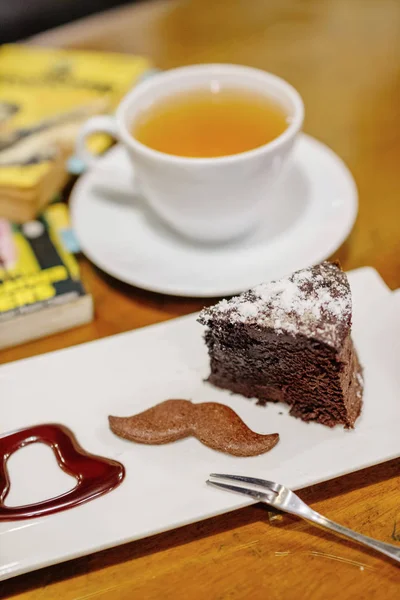 Çikolatalı kek ve çay