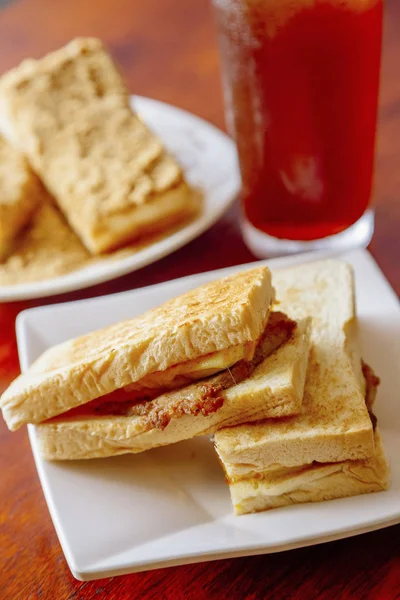 Sandwiches en plato blanco — Foto de Stock