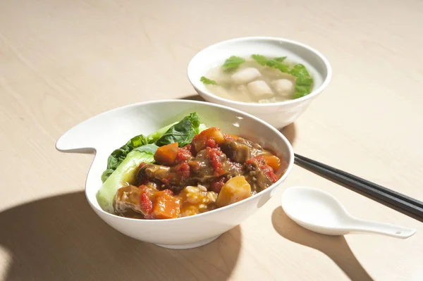 Карі рис і рибний кульковий суп — стокове фото