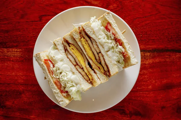 Sandwiche en plato blanco — Foto de Stock