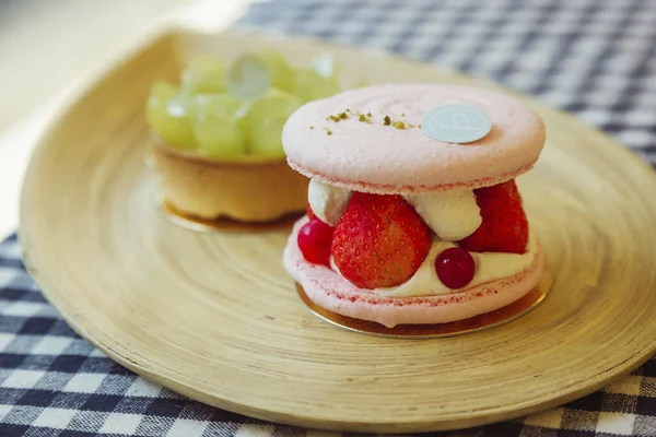 Macarons plaka üzerinde kapat 