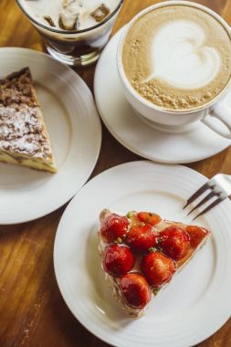 çilekli turta ve kahve