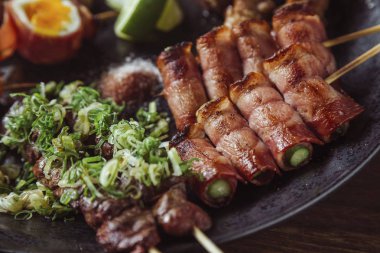 ahşap masa üzerinde tabakta kebap