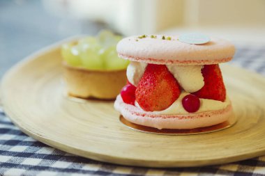 Macarons plaka üzerinde kapat 