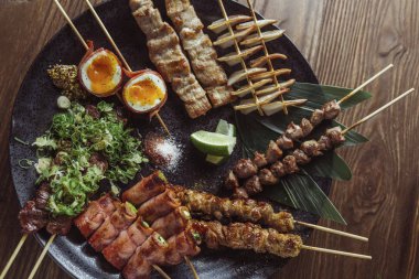 ahşap masa üzerinde tabakta kebap
