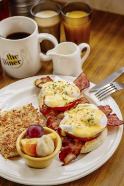 Yağda yumurta ve pastırma.