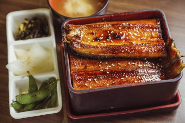 pirinç üzerinde ızgara yılan balığı