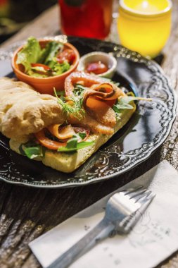 sandviç ve salata plaka üzerinde