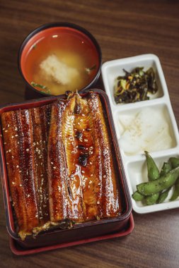 pirinç üzerinde ızgara yılan balığı