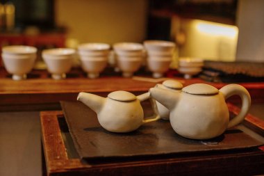 çaydanlık ahşap tahta üzerinde