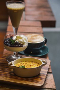 ahşap tahta üzerinde pişmiş pirinç