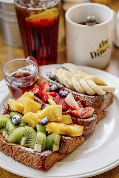 фрукты и кофе закрыть на столе
