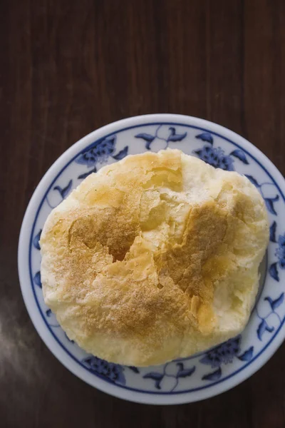 Suncake plaka üzerinde ahşap masa