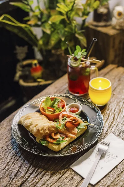 sandviç ve salata plaka üzerinde