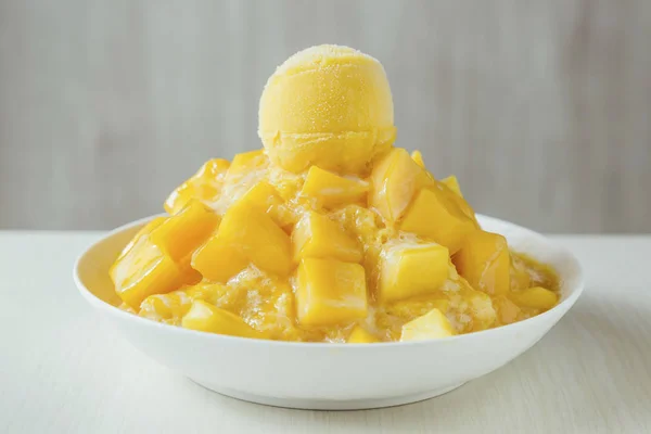 Mango ijs in plaat — Stockfoto