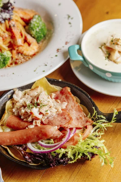 Ahşap masa pastırma  