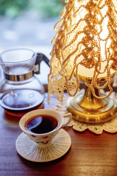 Kaffe och lampa som närbild på bord — Stockfoto