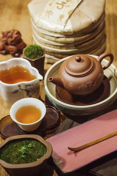 Teekanne und Tee auf Holztisch — Stockfoto