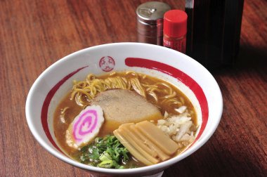 domuz eti ve bambu fırında erişte