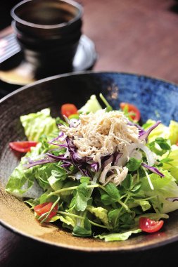 Susamlı tavuk salatası