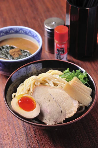 domuz eti ve bambu fırında erişte