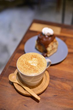 Karamel tarçın rulo ve kahve