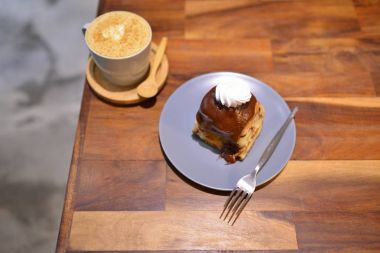 Karamel tarçın rulo ve kahve