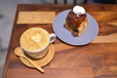 Karamel tarçın rulo ve kahve