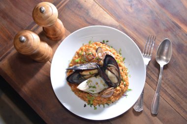 Tavus kuşu midye pirinç