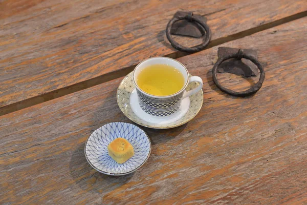 Ananaskuchen und Tee — Stockfoto