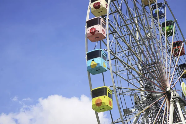 Roda gigante no parque de diversões — Fotografia de Stock