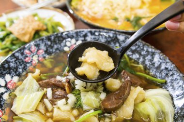 sığır eti doughball kaşık üzerinde 