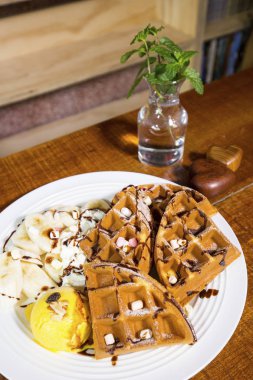 ahşap masa üzerinde ev yapımı kek