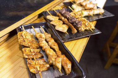 ahşap masa üzerinde yazıt 