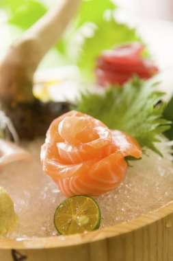 buz ile lezzetli sashimi