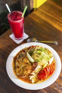 Tavuk Makarna ve kızılcık suyu