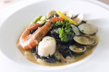 mürekkep balığı deniz mahsulleri spagetti