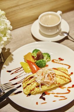 omlet tabağı ve süt çay üzerinde