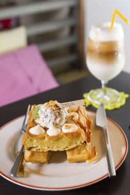 ahşap masa üzerinde tatlı çörek