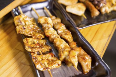 ahşap masa üzerinde yazıt 