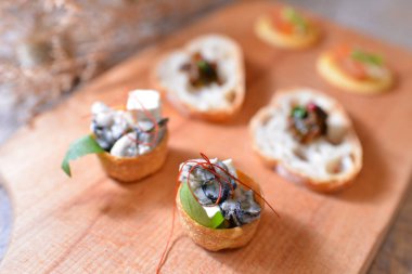 karasumi çerez ahşap tahta üzerinde