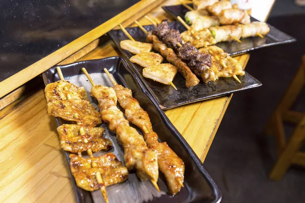 ahşap masa üzerinde yazıt 